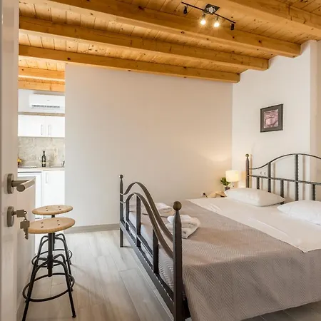 Luxury A&a-old Town Apartment