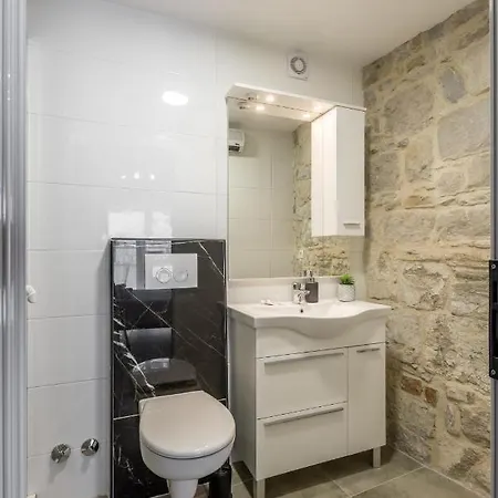 Luxury A&a-old Town Apartment