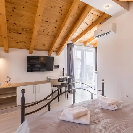 Luxury A&a-old Town Apartment