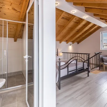 Luxury A&a-old Town Apartment